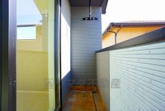 お洗濯物を干すスペースとしても十分な広さがあります。  お天気の良い日はお洗濯物がよく乾きそうな日当たり良好のバルコニーです＾＾