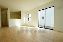 同仕様写真。対面式キッチンを中心としたリビングダイニングで家族の会話が弾みそうです。