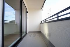 同仕様写真。幅広のインナーバルコニーは洗濯物を守りやすく、眩しすぎる日差しも和らげます。