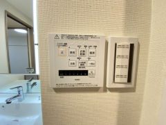 雨の日の洗濯も安心できる浴室暖房乾燥機付き浴室。リモコンで操作もボタン1つで簡単。 浴室暖房乾燥機には、暖房、乾燥、涼風、換気の4つの機能が付いています。タイマー付きです。