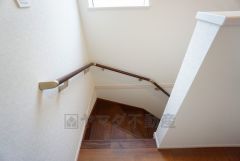 ご年配の方でも安心できる、手すり付き階段です＾＾段差も低めで設定されてますので安全性にも優れてますね＾＾