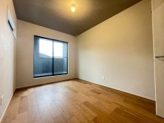 主寝室はアクセントクロスがオシャレですね。インテリアでどんな部屋にするのか考えるのも楽しみです。