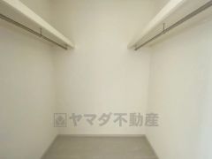 収納力豊富なウォークインクローゼット付き。洋服や小物などを1箇所にまとめて美しい収納を実現します。