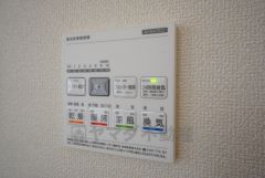 雨の日の洗濯も安心できる浴室暖房乾燥機付き浴室。リモコンで操作もボタン1つで簡単。 浴室暖房乾燥機には、暖房、乾燥、涼風、換気の4つの機能が付いています。タイマー付きです。