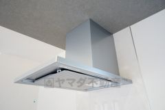 同仕様写真。調理により発生する油煙や臭いを吸い込み、屋外へ排気してくれます。