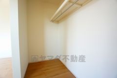 収納力豊富なウォークインクローゼット付き。洋服や小物などを1箇所にまとめて美しい収納を実現します。