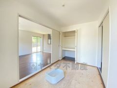 リビングからの続き間として和室をご用意しました。普段はリビングとつなげて開放的なスペースとして。来客時には客間としてお使いいただけます。