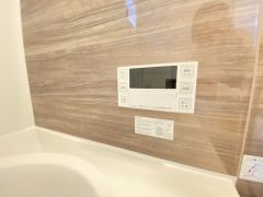 湯量・湯温の設定、そして保温までワンタッチのフルオートバス。便利な追い炊き機能付きです。
