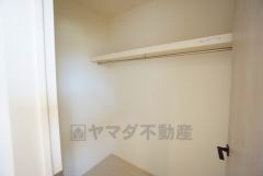 収納力豊富なウォークインクローゼット付き。洋服や小物などを1箇所にまとめて美しい収納を実現します。