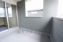 幅広のインナーバルコニーは洗濯物を守りやすく、眩しすぎる日差しも和らげます。 南側に面した大型のバルコニーは日当たり良好です。お洗濯物も気持ちよく干せそうです。