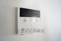 給湯器リモコンはキッチン横からボタンひとつで操作が楽々。通話ボタン付きでお子様とも会話ができて安心です。