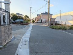 前面道路は交通量が少なく、小さなお子様がいるご家庭も安心です＾＾