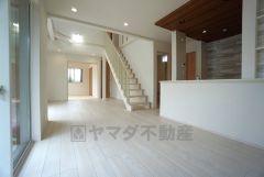 大きな窓のあるリビングは、陽光あふれる明るい空間です。居心地良く、ご家族皆がゆったり寛げる憩いの空間となりそうです。