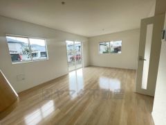 大きな窓のあるリビングは、陽光あふれる明るい空間です。居心地良く、ご家族皆がゆったり寛げる憩いの空間となりそうです。