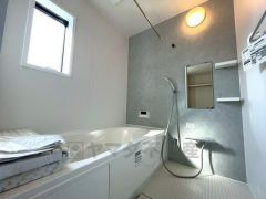 1日の疲れを癒すくつろぎのバスルーム。足を伸ばしてもゆったりと入れるサイズです。お子様と一緒にお風呂に入っても狭くないですね^^