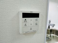 給湯器リモコンはキッチン横からボタンひとつで操作が楽々。