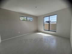 住む人のこだわりを活かす洋室＾＾日当たりがよく、寝室としての利用もおすすめ。広めのクローゼットもあり荷物もすっきり片付けれ、ゆとりのある暮らしが出来ます＾＾