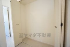 2階廊下には共有の収納スペースが設けられています。