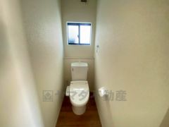 温水洗浄機付トイレです。節水機能もあるので、安心して使えますね。もちろん、1階2階の2ヶ所にトイレがあるので、忙しい朝にもゆとりができますね。