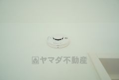 給湯器リモコンはキッチン横からボタンひとつで操作が楽々。通話ボタン付きでお子様とも会話ができて安心です。