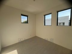 2面採光を確保した明るい室内は、風通しも良く、大変居心地の良い空間となっております。爽やかな風を感じて起きる朝は、快適生活の始まりに。