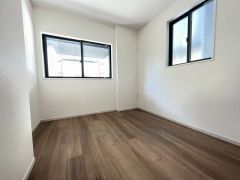 2面採光を確保した明るい室内は、風通しも良く、大変居心地の良い空間となっております。爽やかな風を感じて起きる朝は、快適生活の始まりに。