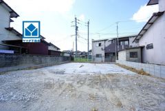 コンビニ・ドラックストアまで徒歩7分。スーパーまで徒歩12分。敷地面積広々56坪。並列駐車3台可能。