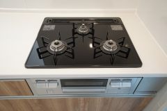 同仕様写真。3種類の料理が同時に調理できる、3口ガスコンロ。忙しい夕食の支度時間が短縮できて嬉しいですね。
