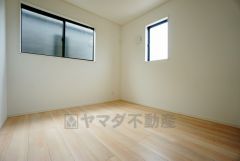 同仕様写真。2面採光を確保した明るい室内は、風通しも良く、大変居心地の良い空間となっております。爽やかな風を感じて起きる朝は、快適生活の始まりに。