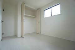 明るい洋室です。ナチュラル色のフローリングで開放的な優しい雰囲気になっています＾＾ベッドや机、ＴＶを置いてもゆとりのある広さです。