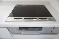 同仕様写真。汚れてもサッとふける、お手入れのしやすいIHクッキングヒーター。オール電化なので経済的です。