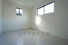 2面採光を確保した明るい室内は、風通しも良く、大変居心地の良い空間となっております。爽やかな風を感じて起きる朝は、快適生活の始まりに。