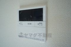 キッチン横からお湯張り、追い炊き、足し湯がボタン一つで楽々操作できる給湯機リモコンです＾＾忙しい夕飯の準備の時間帯に重宝しますね。