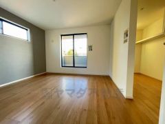 住む人のこだわりを活かす洋室＾＾日当たりがよく、寝室としての利用もおすすめ。広めのクローゼットもあり荷物もすっきり片付けれ、ゆとりのある暮らしが出来ます＾＾