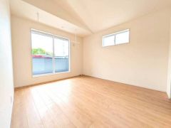 住む人のこだわりを活かす洋室＾＾日当たりがよく、寝室としての利用もおすすめ。広めのクローゼットもあり荷物もすっきり片付けれ、ゆとりのある暮らしが出来ます＾＾