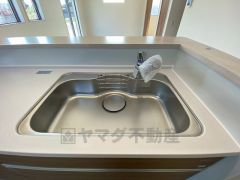 広々とした凸型シンクに洗剤ポケットを標準装備。大きなお鍋など洗いやすいです。洗剤や石鹸、スポンジもすっきりできる収納付き。