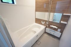 1日の疲れを癒すくつろぎのバスルーム。足を伸ばしてもゆったりと入れるサイズです。お子様と一緒にお風呂に入っても狭くないですね^^