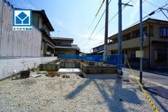 角地。並列駐車2台。西鉄バス篠栗北停まで徒歩7分。