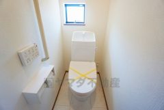 温水洗浄機付トイレです。節水機能もあるので、安心して使えますね。もちろん、1階2階の2ヶ所にトイレがあるので、忙しい朝にもゆとりができますね。