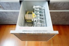 同仕様写真。家事の時間が短縮できる食器洗浄乾燥機付。後片付けもラクラクです。 食器を洗う手間が減るので家族とのコミュニケーションの時間や自分の時間が増えますね。