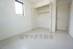 暖かい日差しが差し込む洋室。たっぷり収納できるクローゼット付きでお部屋の中をすっきりと快適に保てます。