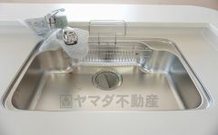 同仕様写真。広々とした凸型シンクに洗剤ポケットを標準装備。大きなお鍋など洗いやすいです。洗剤や石鹸、スポンジもすっきりできる収納付き。