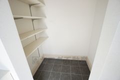 同仕様写真。シューズインクローゼットも完備されており、玄関収納も問題ありません。