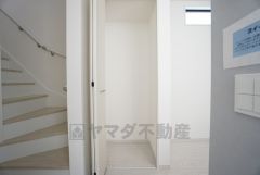 パントリー。まとめ買いしてもこの収納量なら心配要らずのパントリー。調理家電や食品のストックをすっきりまとめられ、キッチン周りを広々使えます。