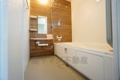 1日の疲れを癒すくつろぎのバスルーム。足を伸ばしてもゆったりと入れるサイズです。お子様と一緒にお風呂に入っても狭くないですね^^