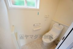 同仕様写真。温水洗浄機付トイレです。節水機能もあるので、安心して使えますね。もちろん、1階2階の2ヶ所にトイレがあるので、忙しい朝にもゆとりができますね。