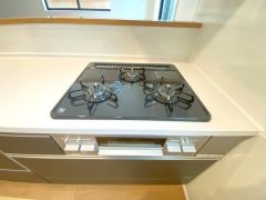 3口コンロなので、効率よく調理ができます。毎日のお料理が楽しくなりますね。