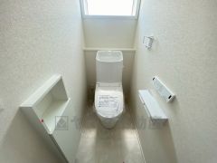 温水洗浄機付トイレです。節水機能もあるので、安心して使えますね。