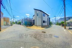 前面道路は東側約6.1～6.6ｍ。 幅広いためお車の離合もスムーズです＾＾ 西鉄天神大牟田線と西鉄太宰府線と鹿児島本線の3沿線利用可能。