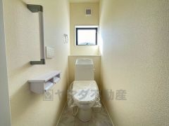 温水洗浄機付トイレです。節水機能もあるので、安心して使えますね。もちろん、1階2階の2ヶ所にトイレがあるので、忙しい朝にもゆとりができますね。